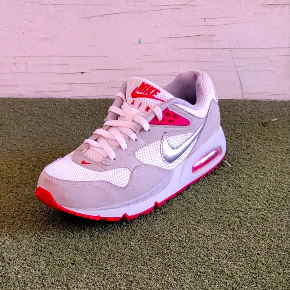 Women's Nike Air Max Correlate sz 9